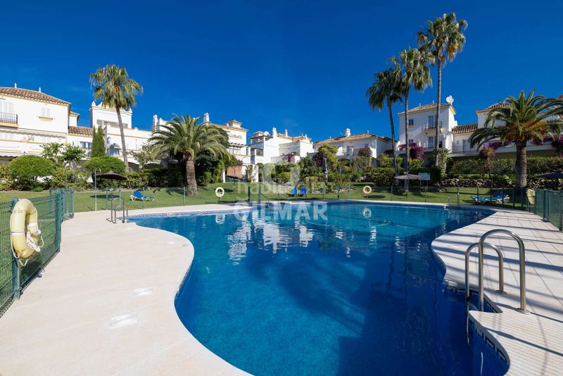 Foto d74259ef-1902-4c10-a1b3-a9a122e67ca6. Casa adossada amb calefacció piscina a La Concha - Resina Golf Estepona