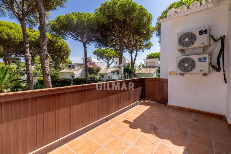 Foto 39631ba3-1c80-4aa1-a195-dd986fa12e4c. Casa adossada amb piscina a Atalaya - Isdabe Estepona