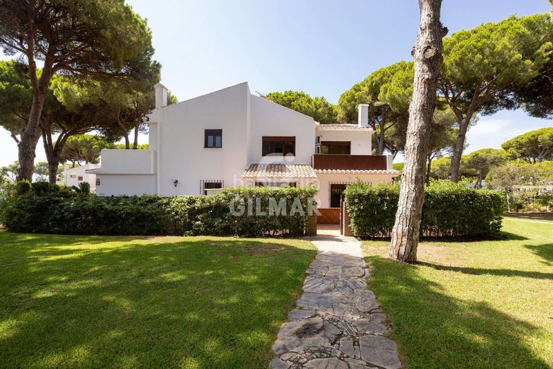 Foto f650a1fe-56c5-4946-bf20-abf98a3880ec. Casa adossada amb piscina a Atalaya - Isdabe Estepona