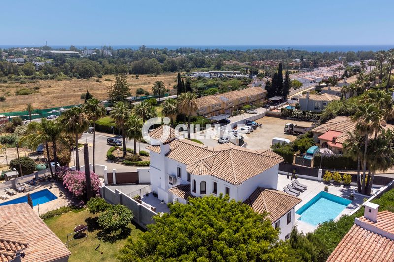 Foto a6922dfd-e91b-48cc-9909-a8c8d088e0ad. Xalet amb aparcament piscina a Nueva Atalaya Estepona