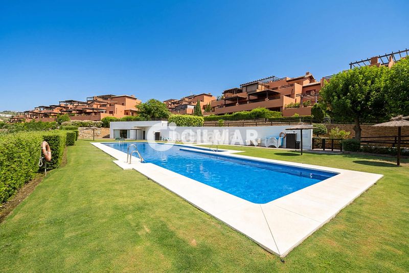 Foto d8141d1c-0fb2-4b6a-97f7-2fc54a753561. Àtic amb calefacció aparcament piscina a Casares golf - Casares del sol Casares