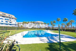 Apartament a San Luis de Sabinillas. Descubre este espectacular apartamento bajo ubicado en primera l