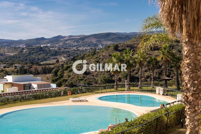 Foto 49294fda-4f55-4e8d-b31d-09baa28c597b. Àtic amb calefacció aparcament piscina a altos de Estepona Estepona