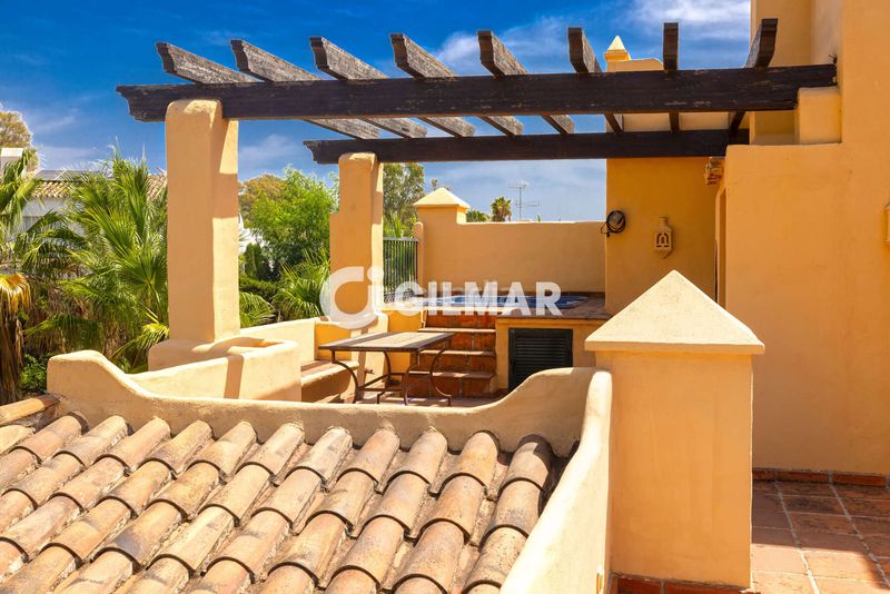 Foto 02a8e0cb-ec71-4f70-a422-c92284b6838a. Duplex avec chauffage parking piscine dans Nueva Atalaya Estepona