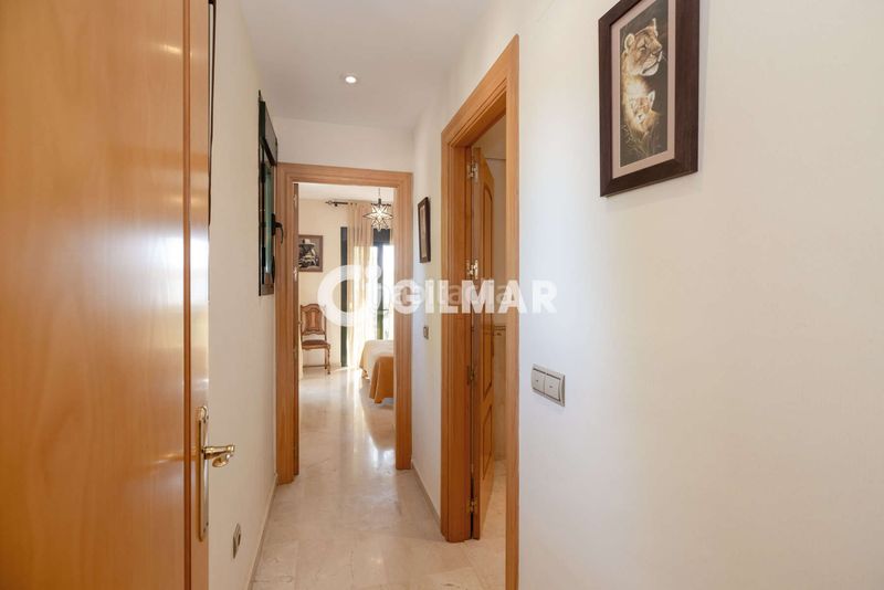 Foto 1619f8d2-de81-4d3f-9bf5-fc5e31ce0e99. Duplex avec chauffage parking piscine dans Nueva Atalaya Estepona