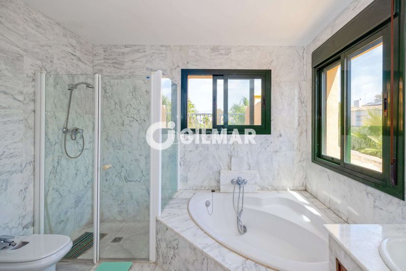 Foto 16a34539-5089-4987-82d6-2e25e9384427. Duplex avec chauffage parking piscine dans Nueva Atalaya Estepona