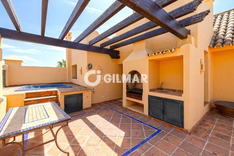 Foto 4d976698-8303-4244-9f4d-b30537cde796. Duplex avec chauffage parking piscine dans Nueva Atalaya Estepona