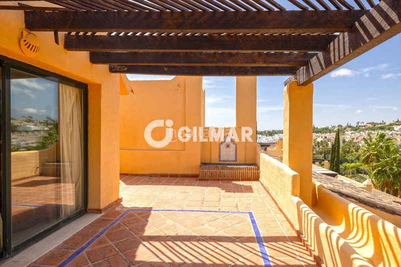 Foto 5bacf835-294b-4534-ab6a-b05da7d9e956. Duplex avec chauffage parking piscine dans Nueva Atalaya Estepona