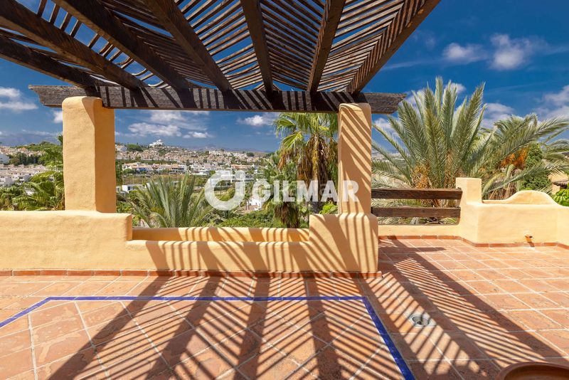 Foto 6da7dced-18dc-4db2-98b3-930797b1dc8e. Duplex avec chauffage parking piscine dans Nueva Atalaya Estepona