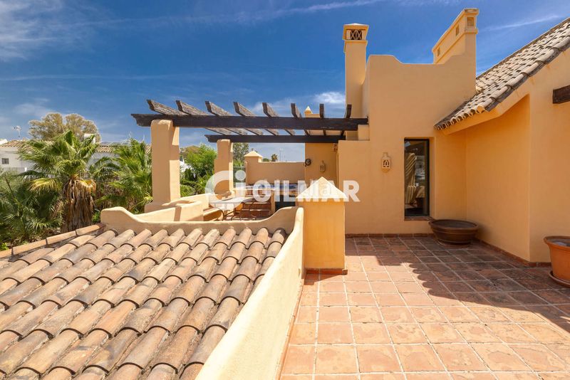 Foto 77acc7f0-5baf-46be-b753-83040bc7b45f. Duplex avec chauffage parking piscine dans Nueva Atalaya Estepona