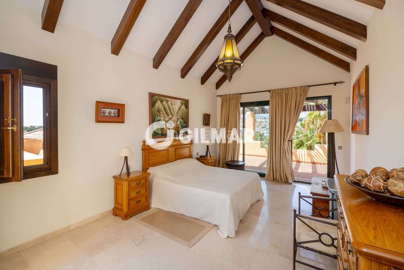 Foto 8b206036-a7f9-47e7-98b3-4c852c362e8d. Duplex avec chauffage parking piscine dans Nueva Atalaya Estepona