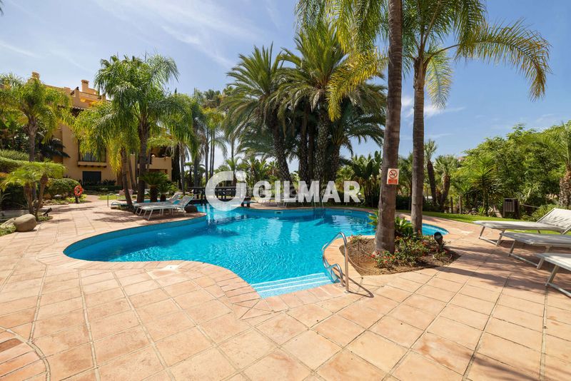 Foto 9973fa9e-ad0f-4e46-afe1-f0d4bbe9c09c. Duplex avec chauffage parking piscine dans Nueva Atalaya Estepona