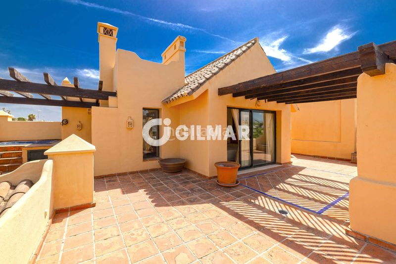 Foto b4d20729-67f8-406a-8874-c96b0973baac. Duplex avec chauffage parking piscine dans Nueva Atalaya Estepona