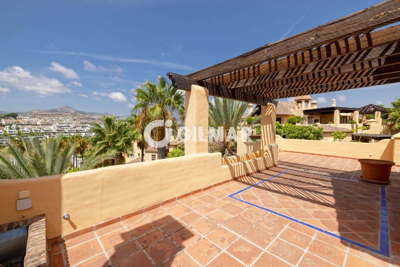 Foto bcc2cc16-25cf-476b-8100-1a90211ff1d9. Duplex avec chauffage parking piscine dans Nueva Atalaya Estepona