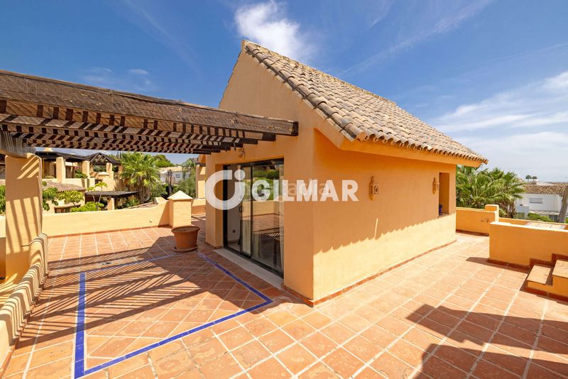 Foto cc6dd3ce-0067-4e94-9a8d-cf1d25a32e7d. Duplex avec chauffage parking piscine dans Nueva Atalaya Estepona