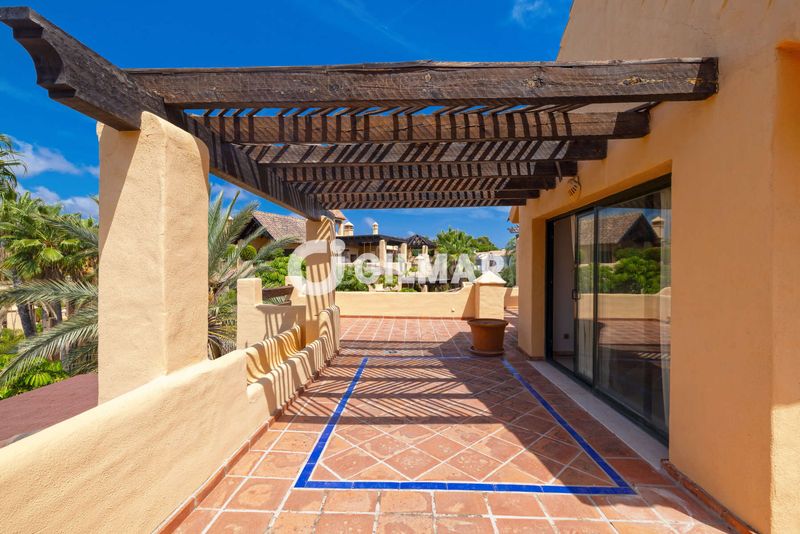 Foto d7e446e1-88fe-4604-a445-ee9c6bae6b1f. Duplex avec chauffage parking piscine dans Nueva Atalaya Estepona