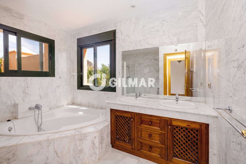 Foto f5866dc7-7742-42b5-9d31-027234653c13. Duplex avec chauffage parking piscine dans Nueva Atalaya Estepona