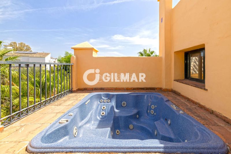 Foto f6e2a1f2-9436-4f8e-9ef3-6e0a5f2bd5eb. Duplex avec chauffage parking piscine dans Nueva Atalaya Estepona