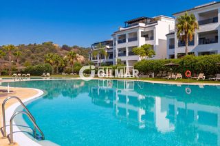 Etagenwohnung in Altos de Estepona. Elegante apartamento en planta baja con jardín privado, orientac