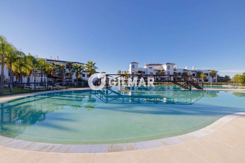 Foto 94ea13d1-8a51-4de0-bb44-27d8b92d1efc. Pis amb calefacció aparcament piscina a altos de Estepona Estepona