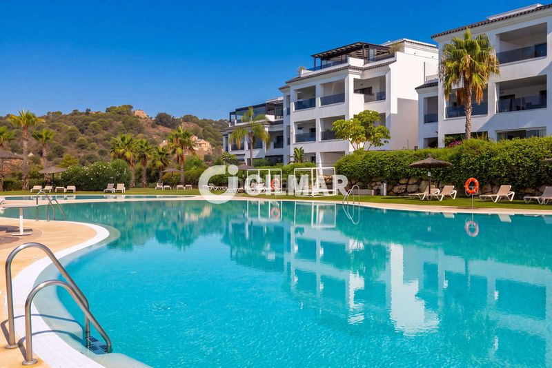 Foto e3deb4fe-0a7a-43c5-add5-a1fdd313bd9e. Pis amb calefacció aparcament piscina a altos de Estepona Estepona