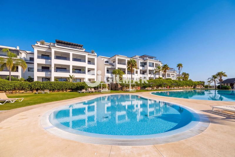 Foto f14323d8-4f7c-4c27-bcd2-ed37d1bdc19d. Pis amb calefacció aparcament piscina a altos de Estepona Estepona