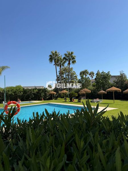 Foto 72be3b13-4fa2-4ce7-b066-708d3e5227d4. Apartament amb calefacció aparcament piscina a puerto de Estepona Estepona