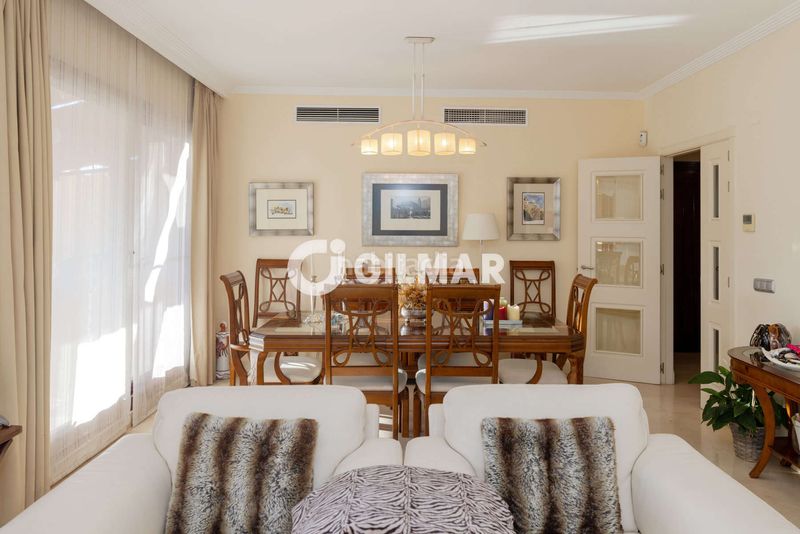 Foto 04d34f70-d536-424f-84b7-3e0ce3c30586. Duplex con riscaldamento parcheggio piscina in Seghers Estepona
