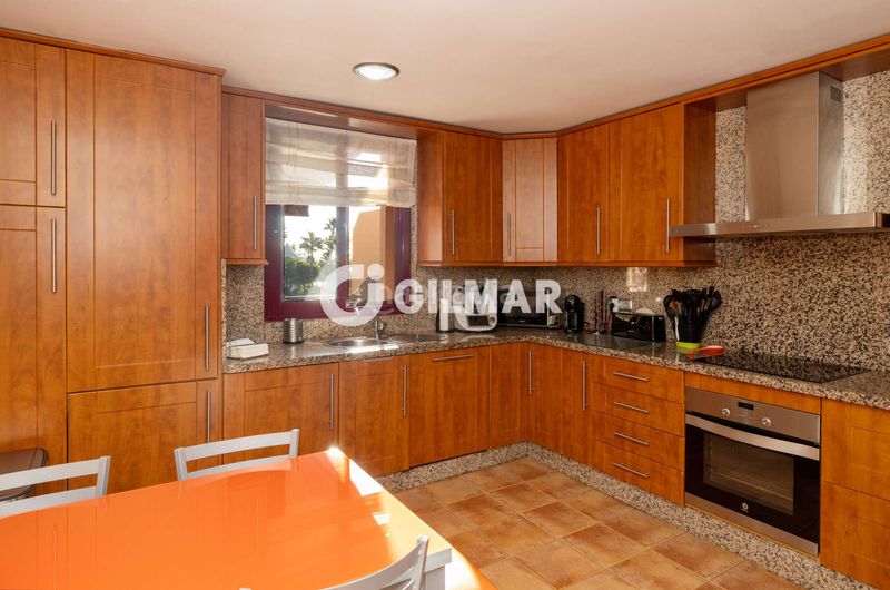 Foto 7815f7ea-056e-4a64-b882-da7a524be821. Duplex con riscaldamento parcheggio piscina in Seghers Estepona