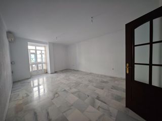 Appartamento  Calle calle caraza. Piso de tres dormitorios junto al mercado de abastos.