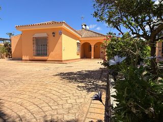 Chalet à Los Gallos. Chalet urbano en parcela de 1.733 m2 con apartamento anexo