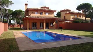 Xalet a La Barrosa. Gran chalet a 800 metros de la playa de la barrosa en parcela de
