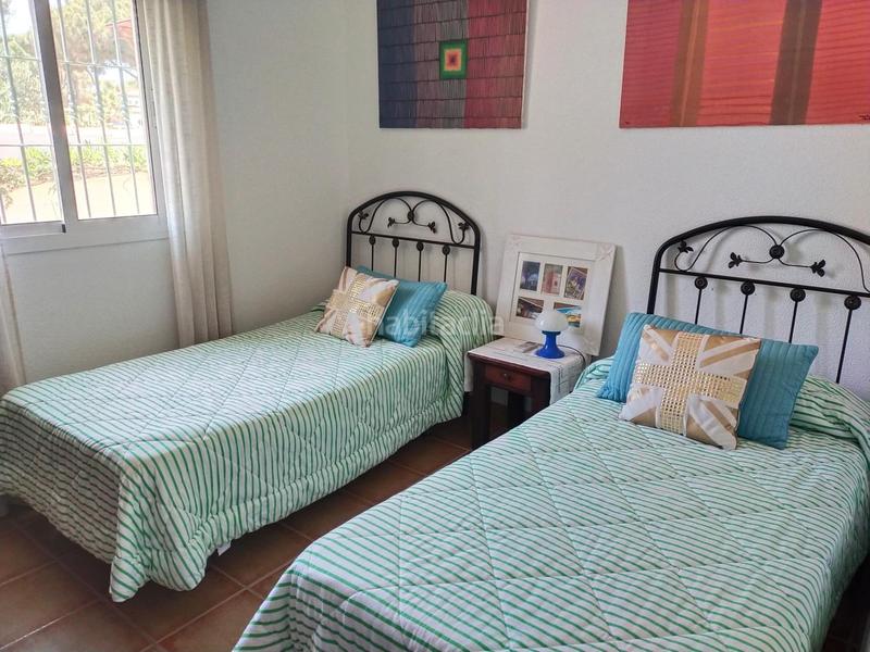 Foto e7bf1404-5029-438c-8e27-dbfc17ff7882. Chalet avec chauffage parking piscine dans Los Gallos Chiclana de la Frontera