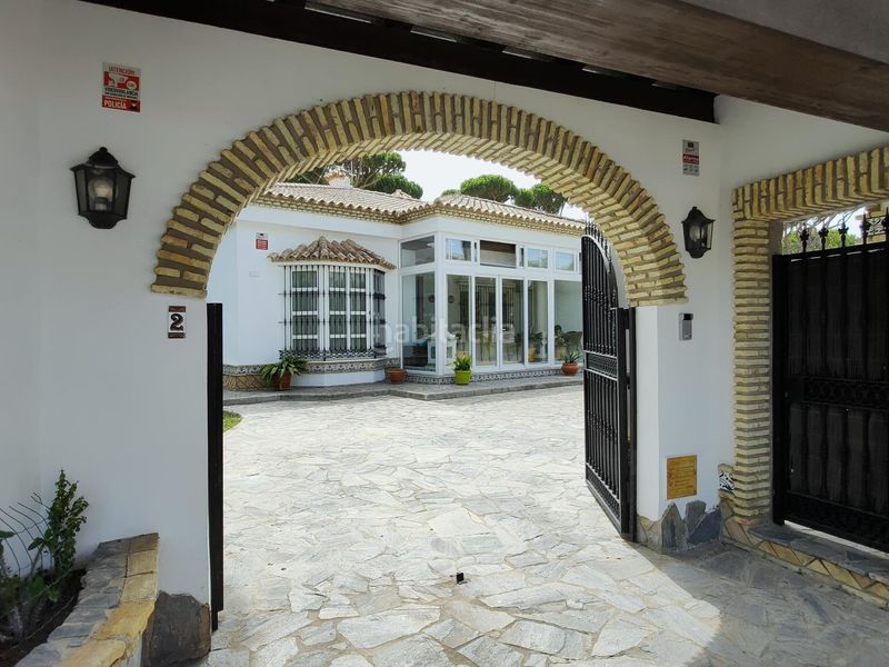 Foto 5e4ce0b8-a163-4239-a699-fd7b55fd456f. Xalet amb aparcament piscina a La Barrosa Chiclana de la Frontera