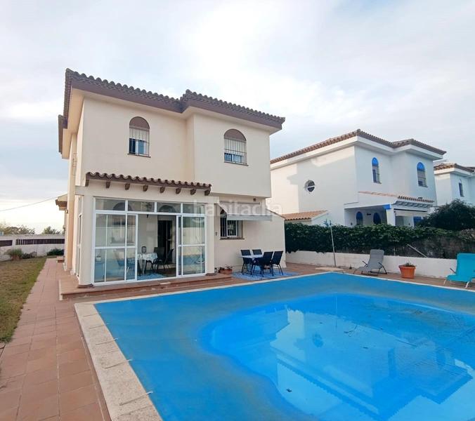 Foto 21cf0496-c061-4b8e-9fbc-83ea90a1b780. Chalet fantástico chalet con piscina en Los Gallos Chiclana de la Frontera