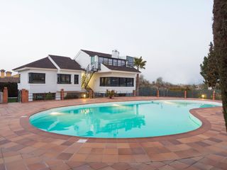 Chalet in Villa de Otura. Villa en otura con 2500 m2 de parcela y vistas a sierra nevada