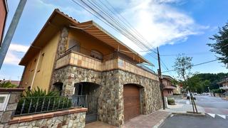 Casa a Riells i Viabrea. Casa independiente con terraza, jardín y garaje para 6 coches