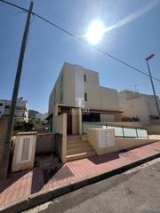 Casa adossada  Mila. Adosado triplex en el centro de jess