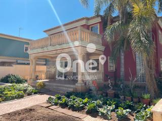 Chalet à Calle alcublas 16. Chalet independiente de 380 m² con piscina y amplio jardín en un