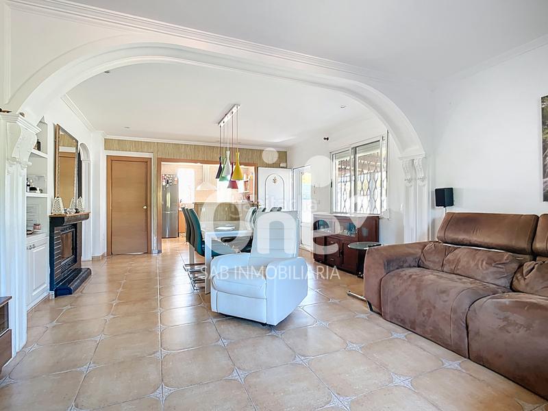 Foto 048d62d5-d550-42c1-b931-eacae607aba9. Xalet amb xemeneia calefacció piscina a Urbanizaciones Llíria