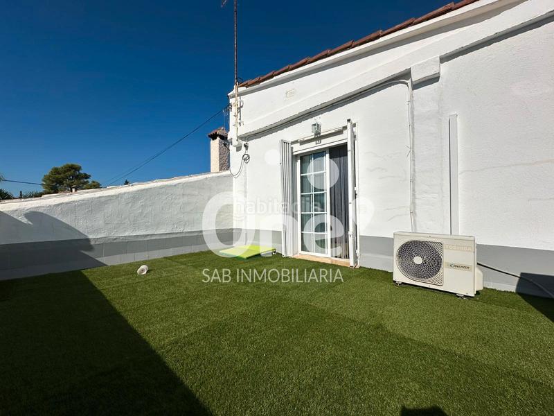 Foto d538a936-f414-42d3-8613-c0e86e868a94. Xalet amb xemeneia calefacció piscina a Urbanizaciones Llíria