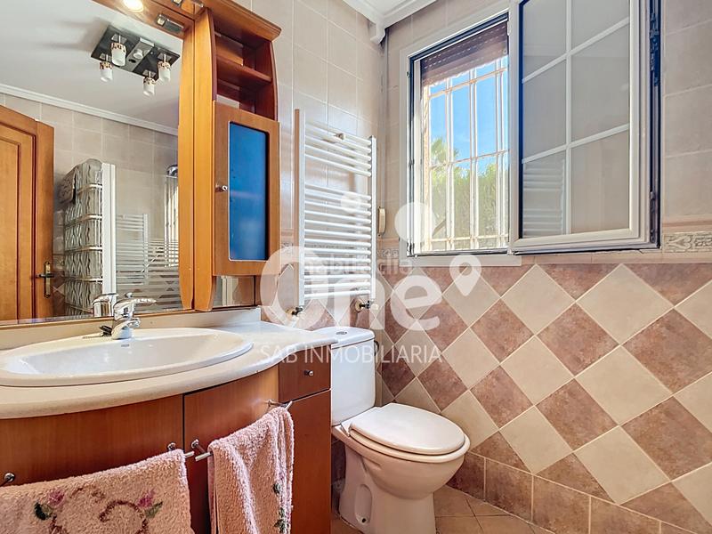 Foto 0bbb7f94-c9b6-4e8d-a8b6-b8a22cf2f956. Chalet with fireplace heating parking in San Antonio de Benagéber