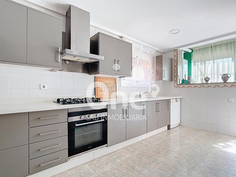 Foto 50c12943-c670-4649-8fd8-375dba64825d. Chalet with fireplace heating parking in San Antonio de Benagéber