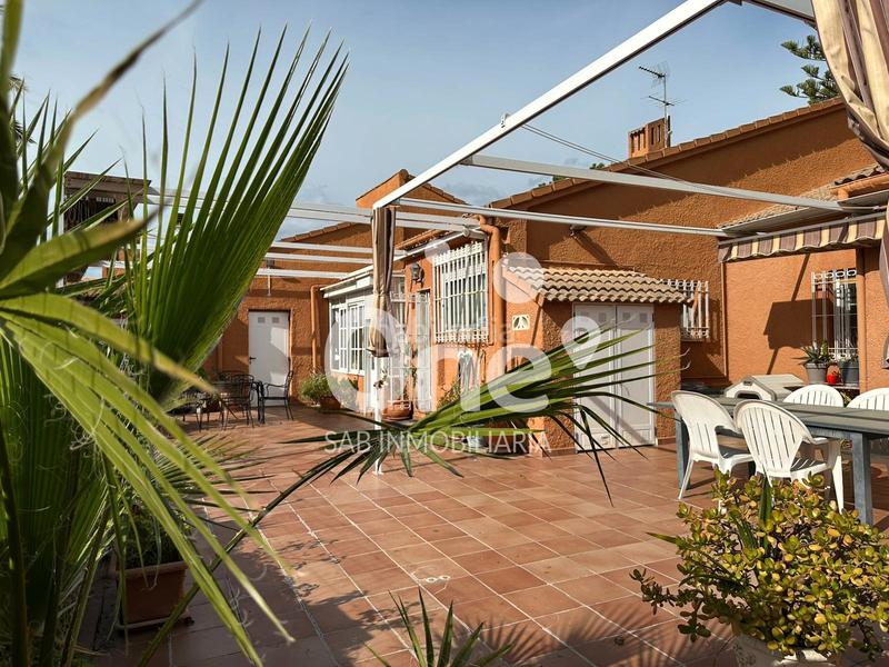 Foto d89fbb50-0fa2-478f-b030-8d0ace451e6c. Chalet with fireplace heating parking in San Antonio de Benagéber