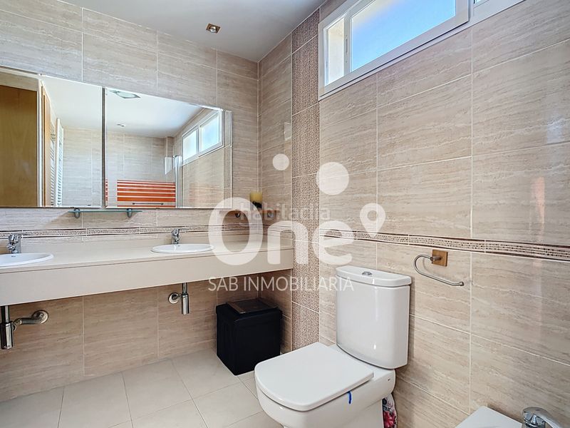 Foto e5106f74-de7c-40e8-996b-783b97cee769. Casa adossada amb calefacció aparcament piscina a San Antonio de Benagéber
