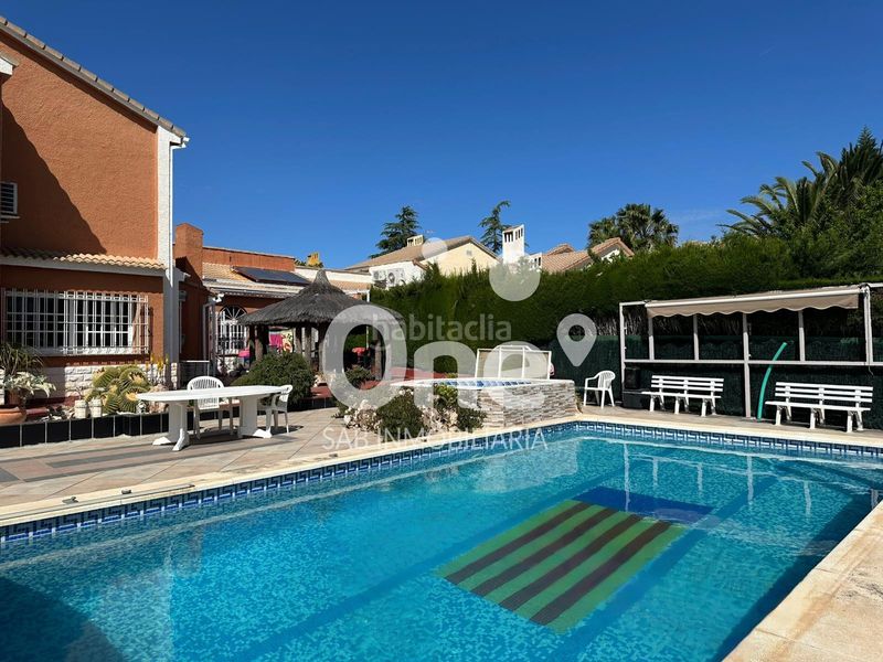 Foto 0a0694fa-5b5d-4a80-9c56-d8e4b4e078d1. Xalet amb calefacció aparcament piscina a San Antonio de Benagéber
