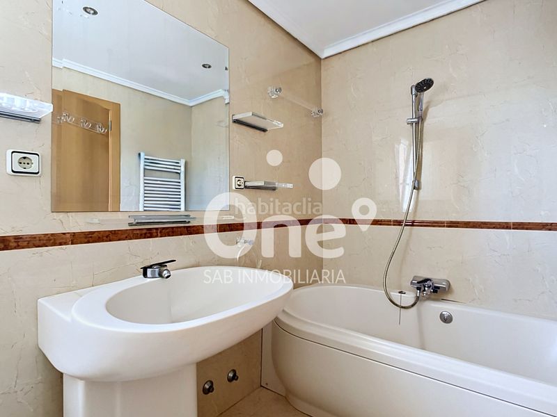 Foto c3ee84f7-b71a-4482-ae99-76659f4a3473. Xalet amb calefacció aparcament piscina a San Antonio de Benagéber