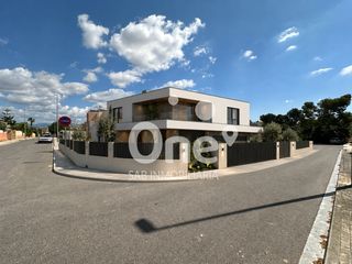 Residential Plot  Carrer falcó. One sab inmobiliaria vende en exclusiva parcela esquinera de 860