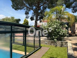 Miete Chalet  Calle xiprers. One sab inmobiliaria te presenta esta espectacular villa indepen