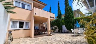 Casa bifamiliare in Vandellòs i l´Hospitalet de l´Infant. Casa pareada esquinera con una situación excepcional a 150m de l